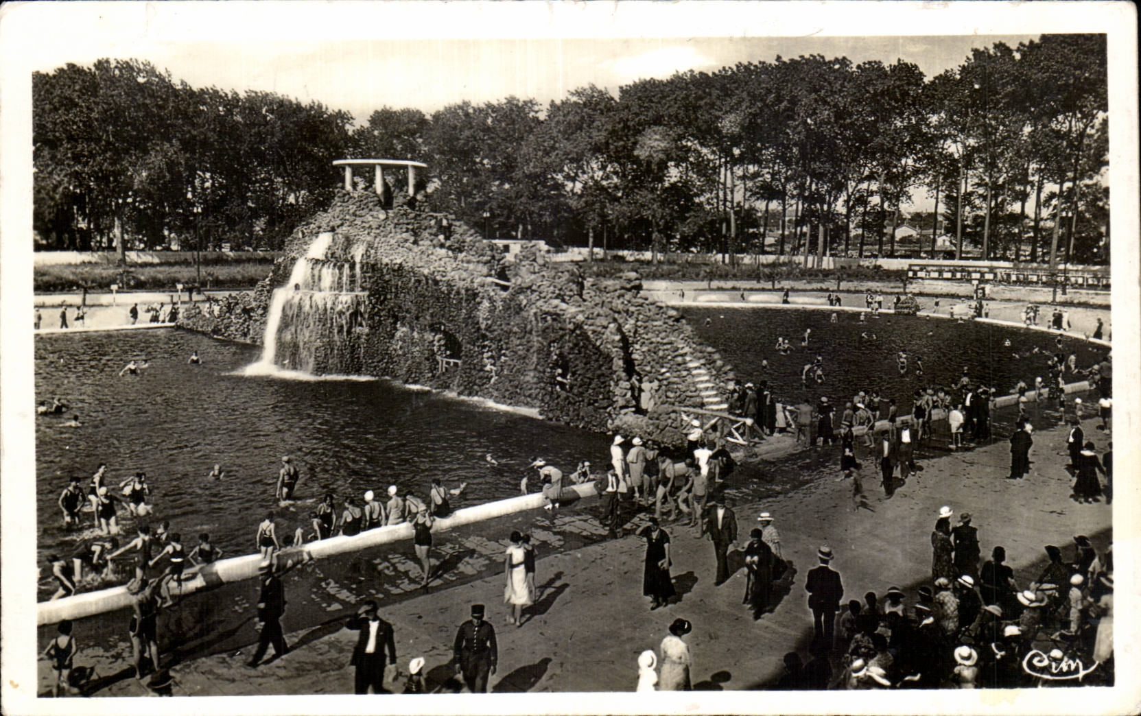 CPSM Toulouse La piscine municipale du parc Toulousain Le rocher et la plage d enfant