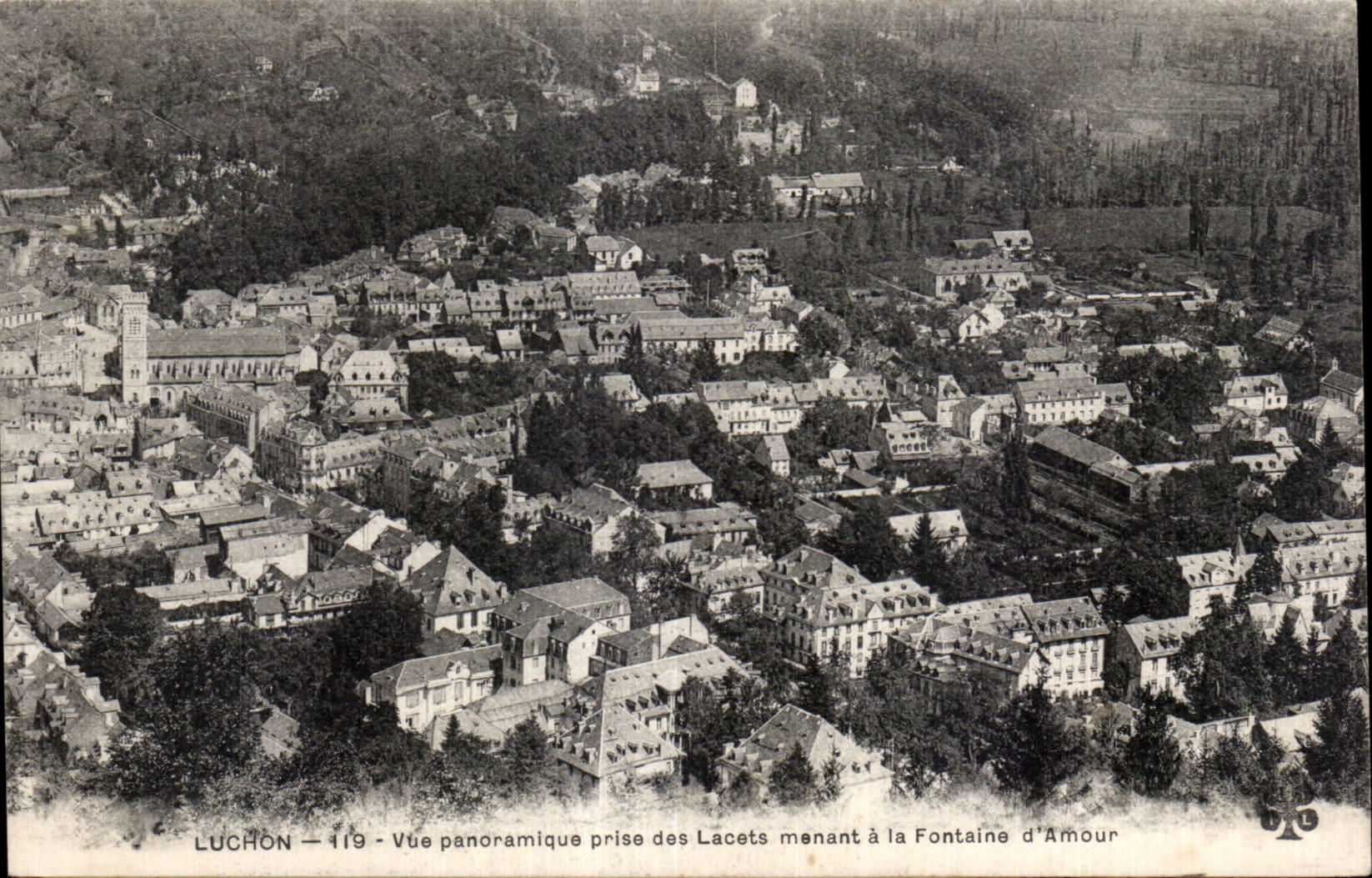 Luchon — Vue panoramique prise des Lacets menant à la Fontaine d'Amour — éditeur Luchon, n° 119
