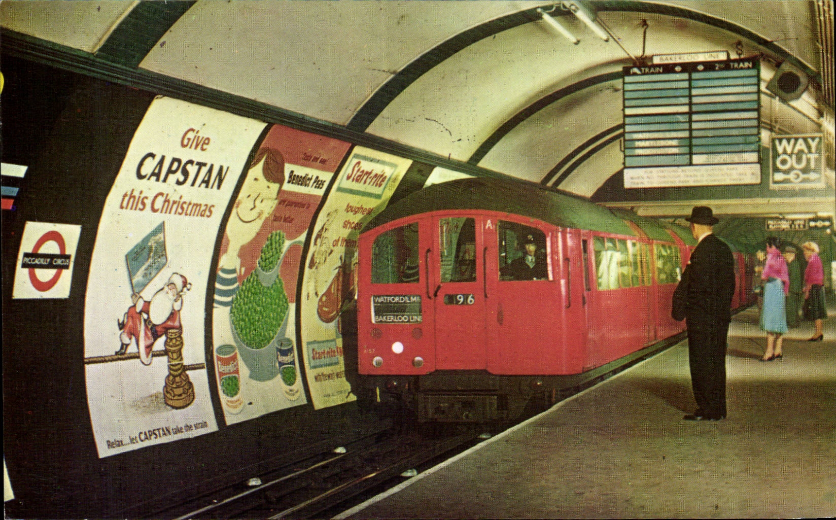 CPA Tube Train entering Piccadilly Circus Station London More than half a million Passengers being or end Journeys