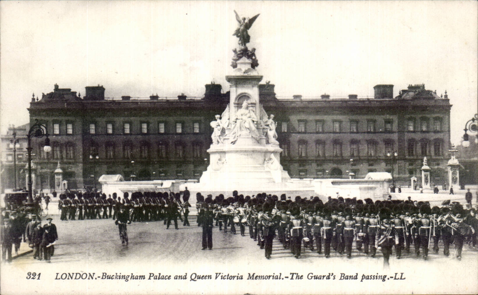 CPA London Buckking Palace and Queen Victoria Memorial The Guard s Band Passing