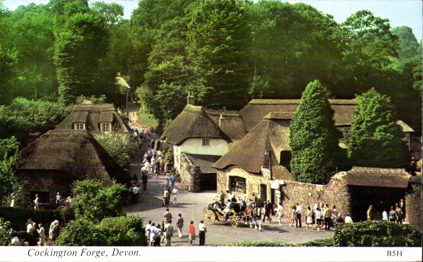 Cockington Forge, Devon — village touristique avec toits de chaume — éditeur Harvey Barton, série B5H - Anverso