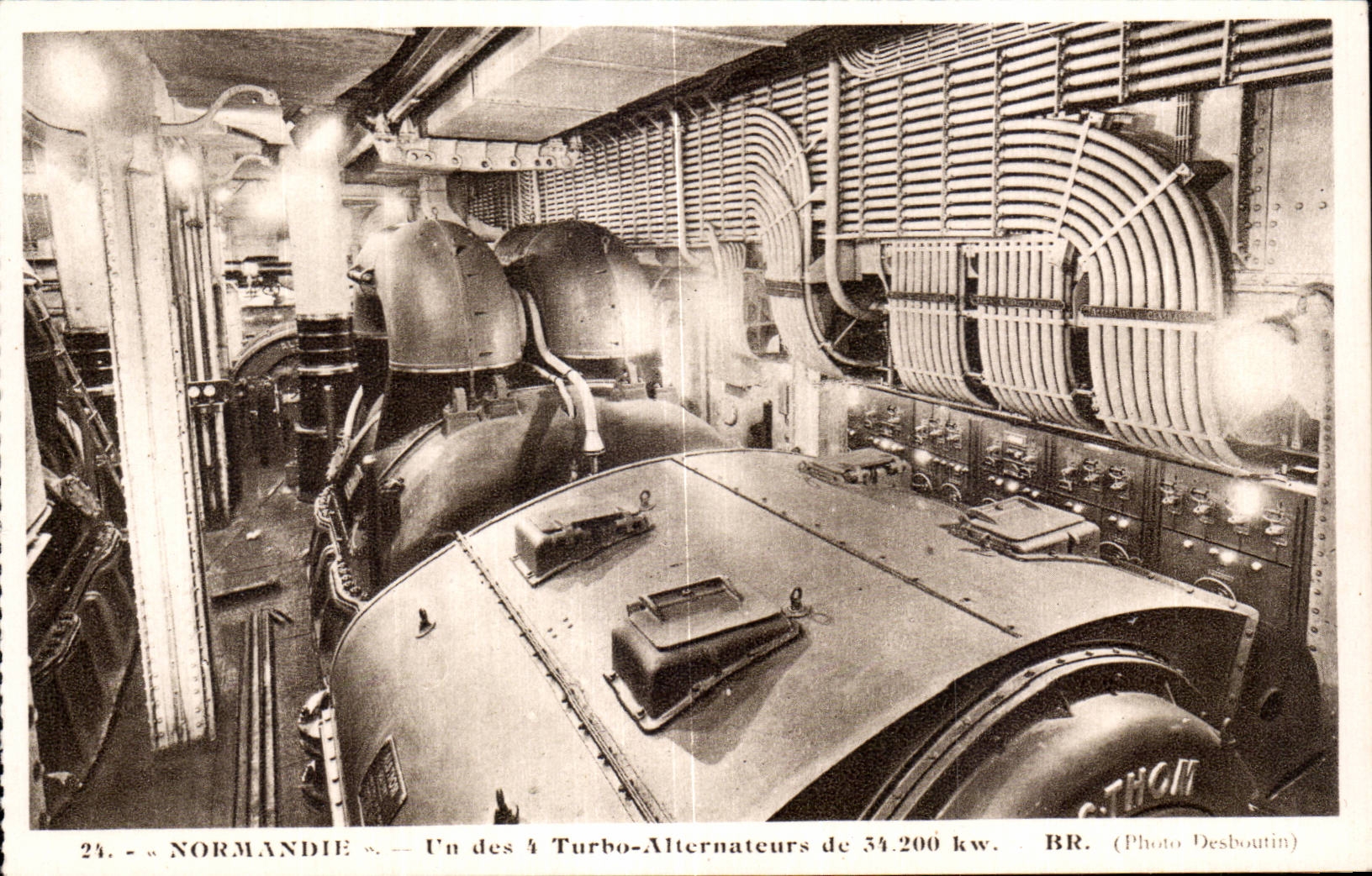 « NORMANDIE » — Un des 4 Turbo-Alternateurs de 34.200 kw — Photo Desboutilin