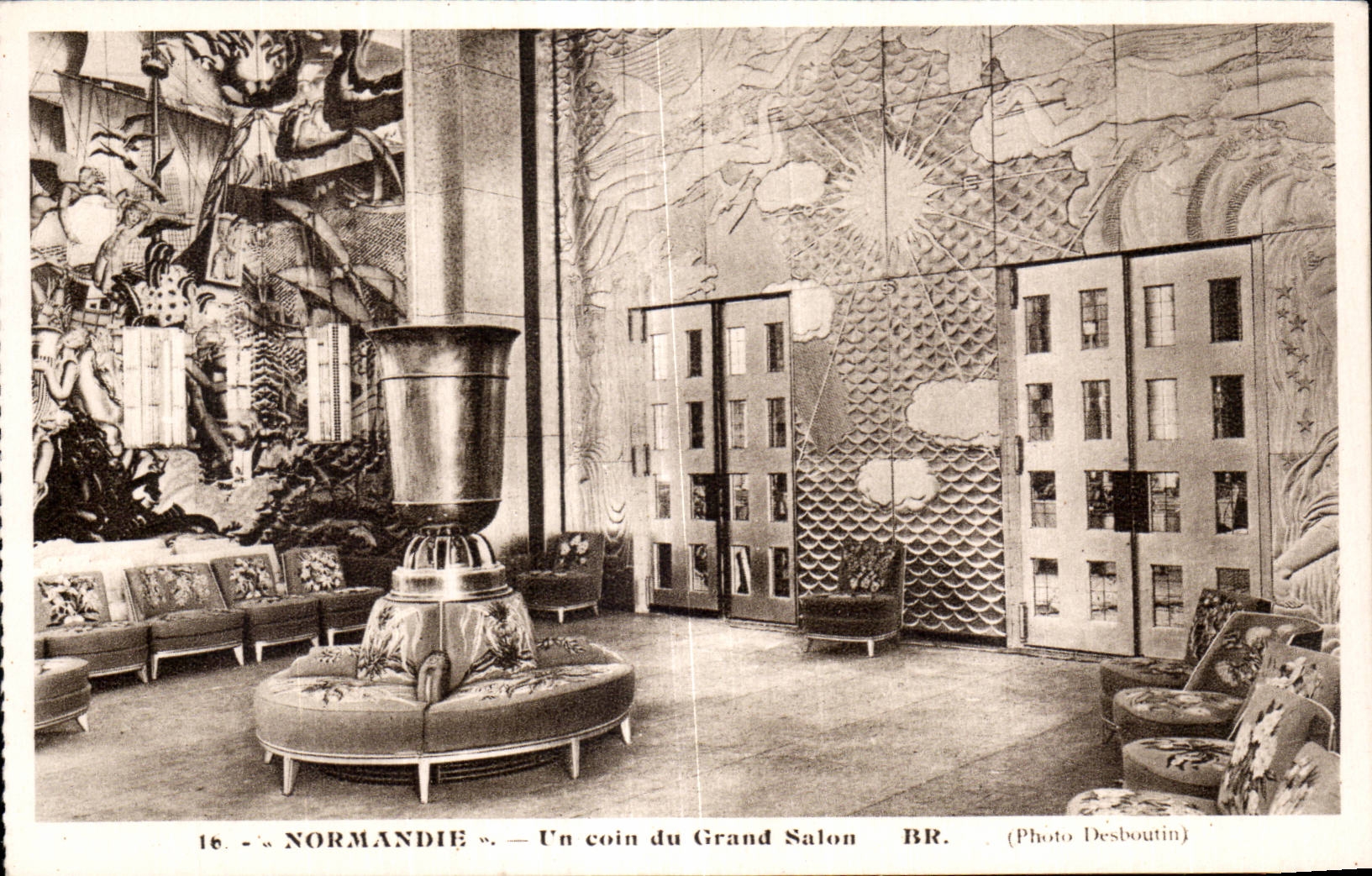 « NORMANDIE » — Un coin du Grand Salon BR. — Photo Desboulin