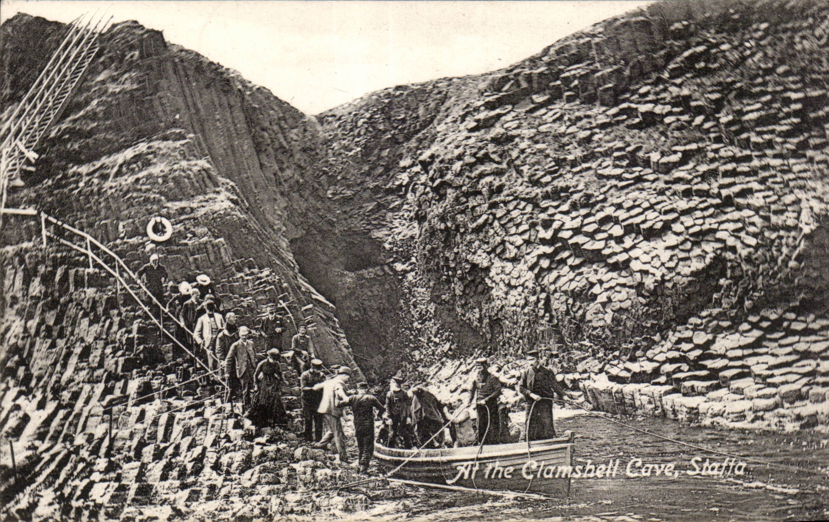 CPA At THe Clamshell Cave Staffa irlande ireland 