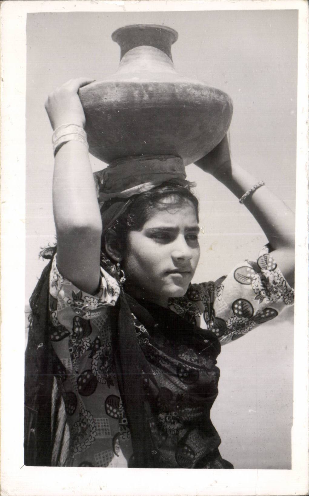 Femme portant un grand vase sur la tête — Karachi — Post Card