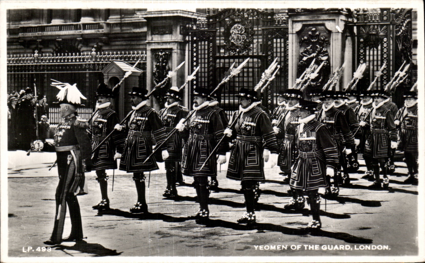 CPA Yeomen of the Guards London Militaria Soldat 
