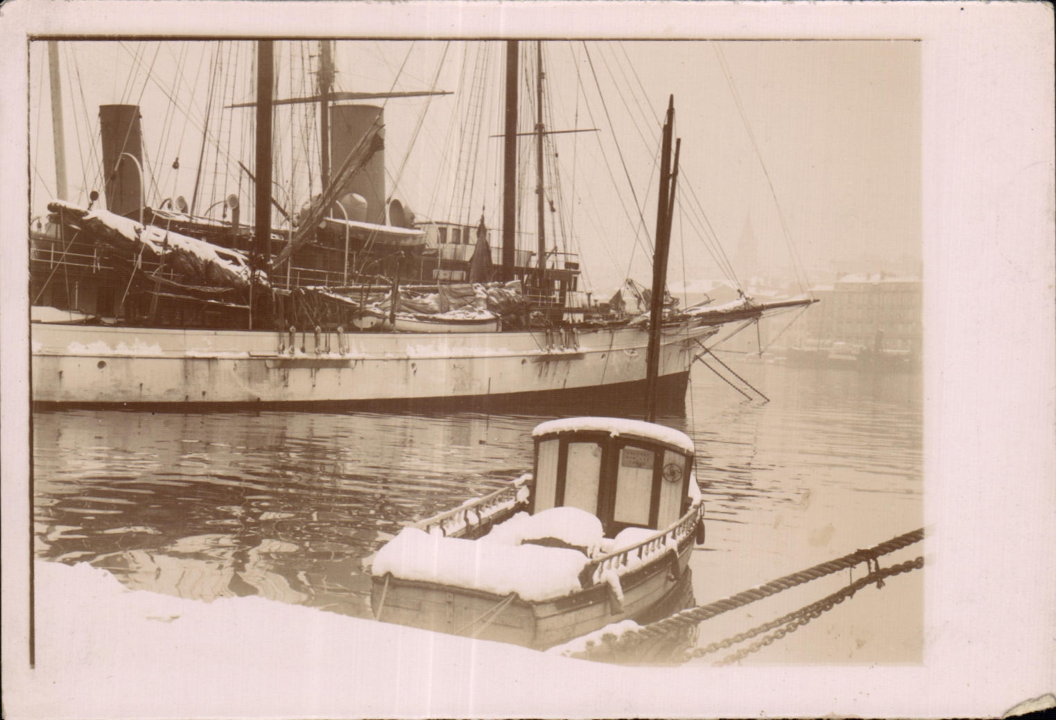 CARTE PHOTO Bateau dans la neige 