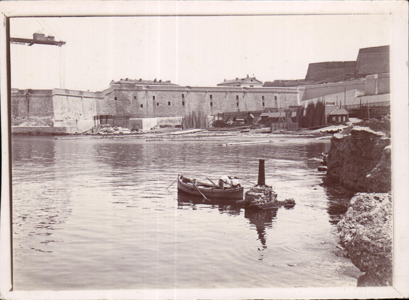 CARTE PHOTO Barque de peche dans un port 