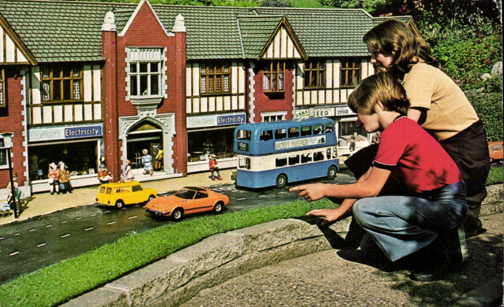 CPA Town Centre Shops Model Village Gt Yarmouth