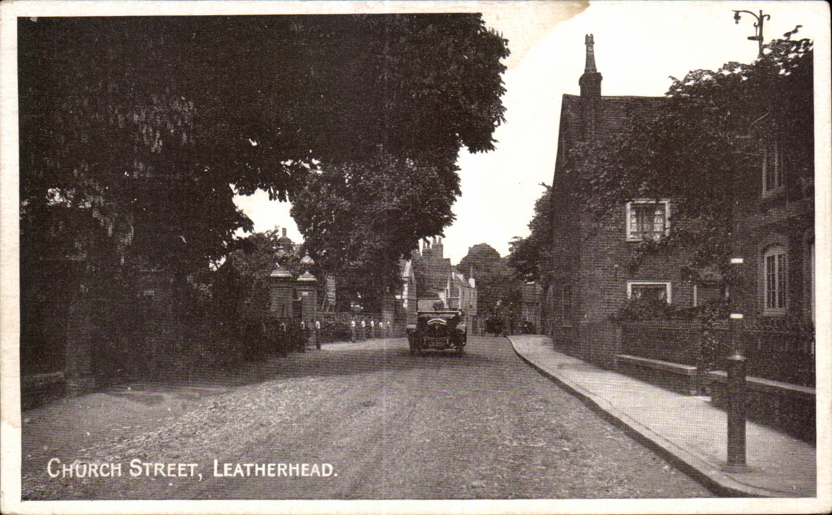 Church Street, Leatherhead — vue de rue avec voiture ancienne — éditeur A. Skelton
