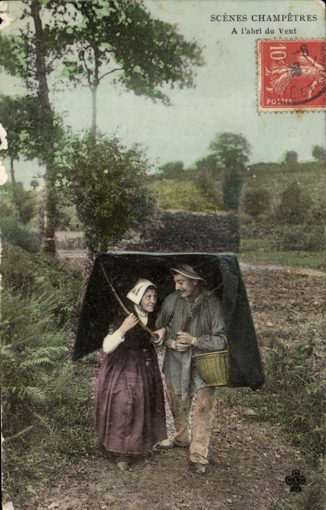CPA Scenes Champetres A l abri du Vent Folklore Costume