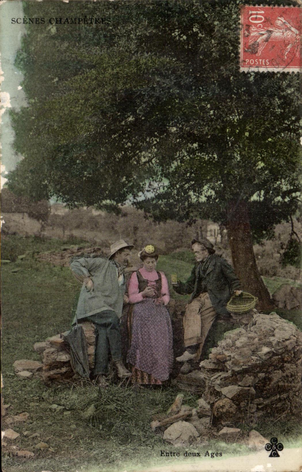 CPA Entre deux Ages Folklore Costume