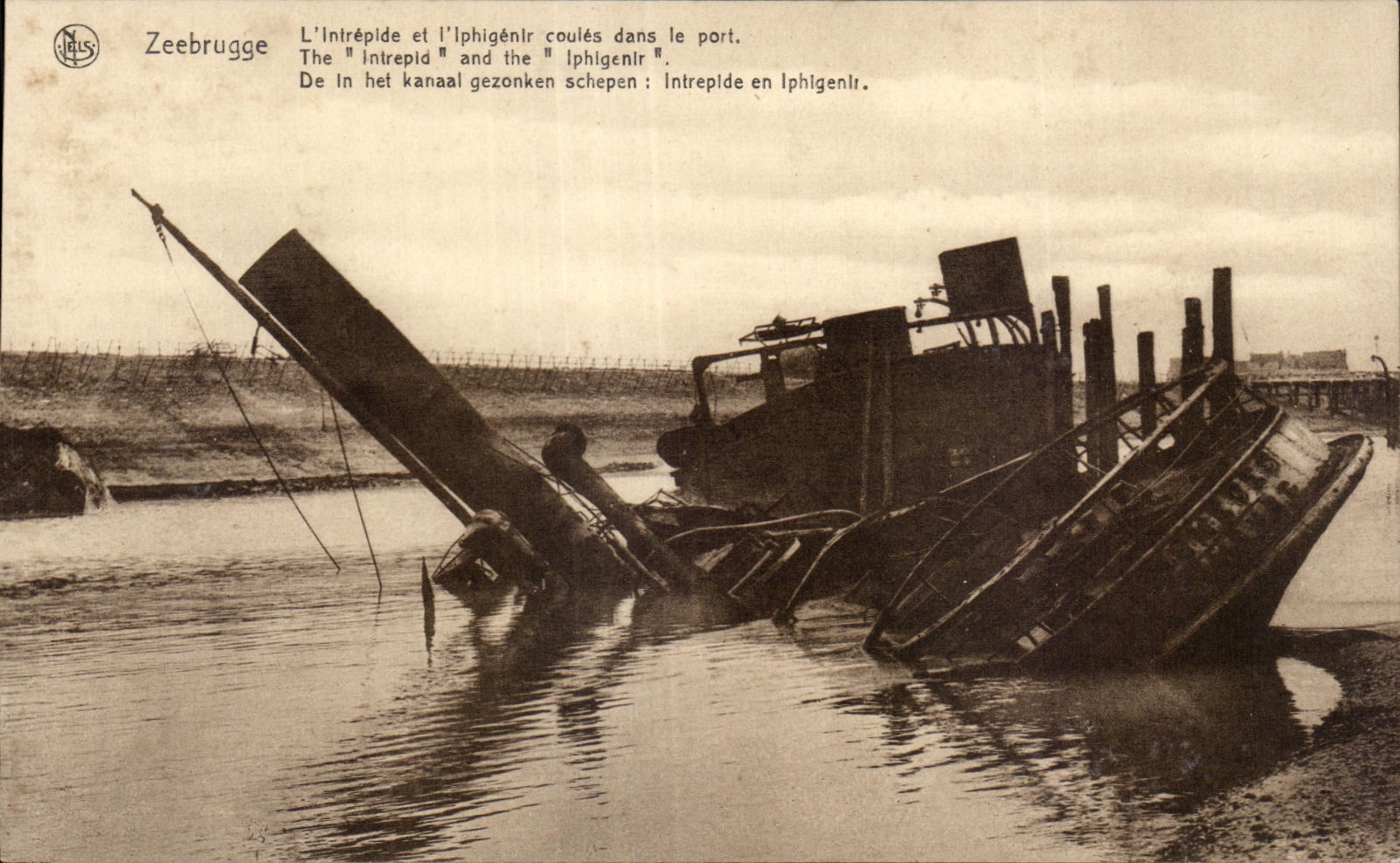 CPA Zeebrugge L Intrepide et l Iphigenir coules dans le port Bateau 