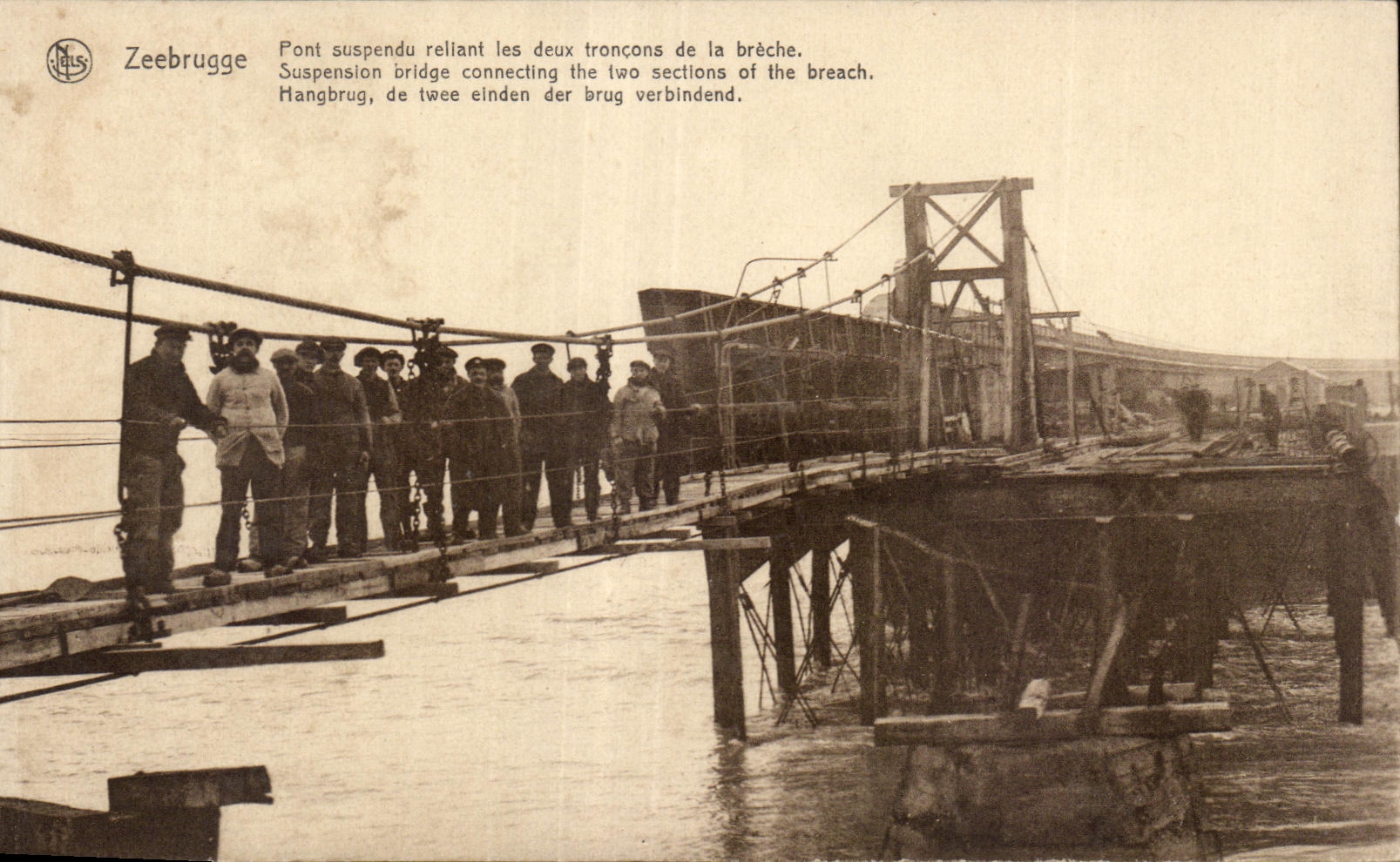 CPA Zeebrugge Pont suspendu reliant les deux troncons de la breche Suspension bridge connecting the two