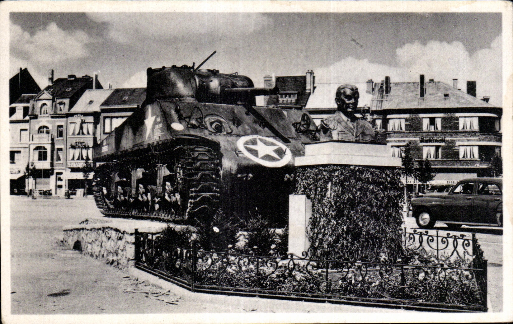 CPA Bastogne Le Tank et le Buste du Generale Mac Wuliffe