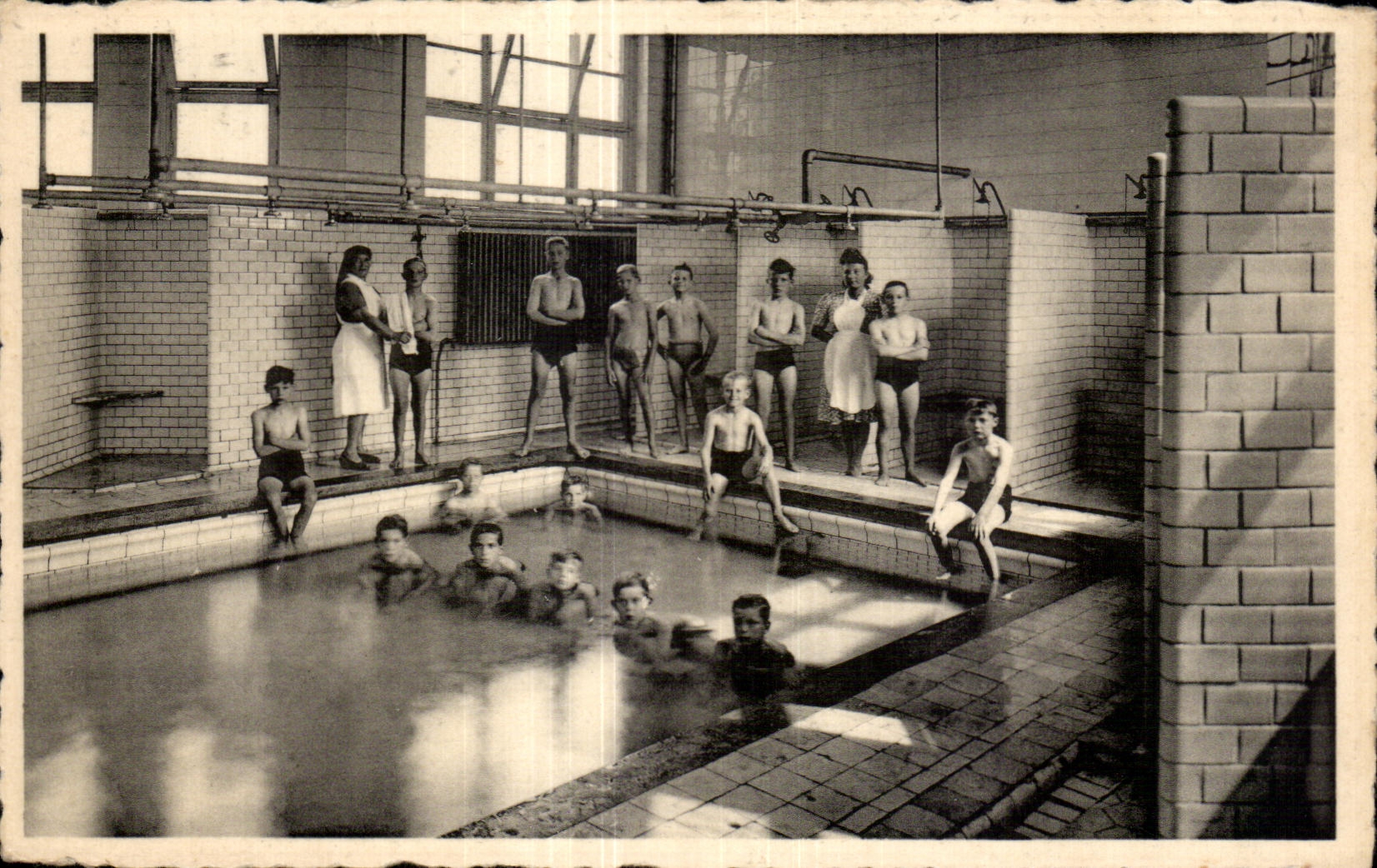 Piscine — Coin de la piscine et des douches — Éditeur Erm. Thill, Bruxelles