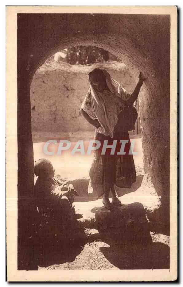 CPA Algerie Conversation interesssante Femme et enfant Folklore Costume 