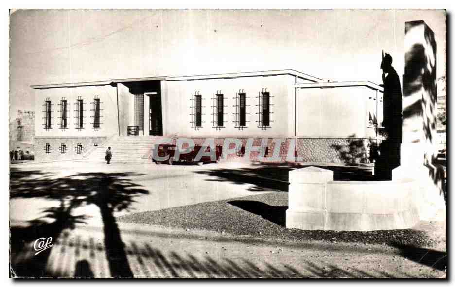 Bâtiment moderne avec statue — Capaphil — éditeur Cap