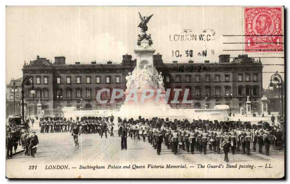 CPA London Buckingham Palace and Queen Victoria Memorial The Guard s Band passing