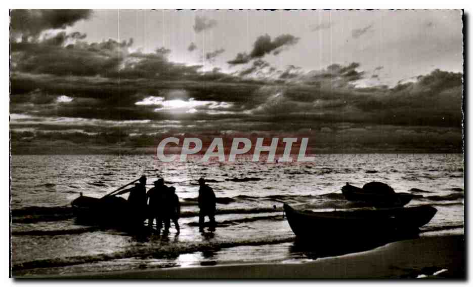 Pêcheurs sur la plage — coucher de soleil — éditeur CPAPHIL