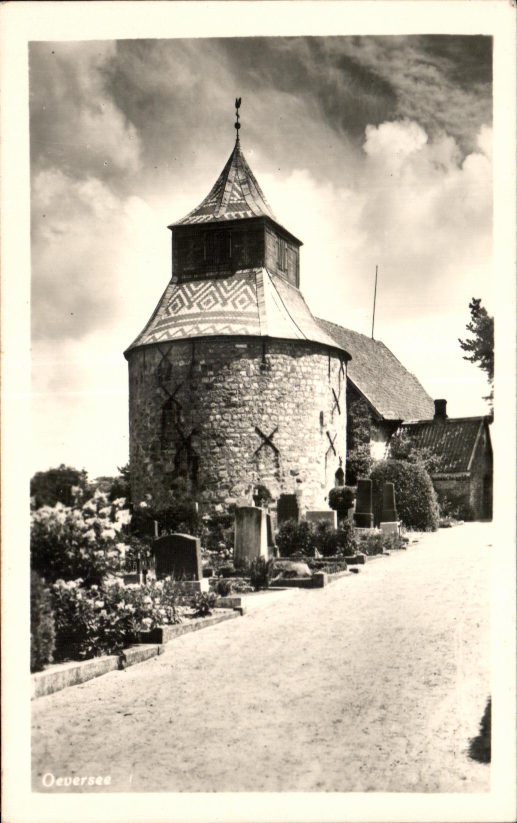 Oeeversee — église en pierre avec clocher à motif géométrique — Oeeversee 1