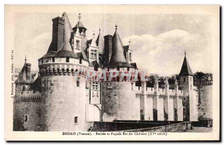 CPA Dissais (Vienne) Entree et Facade Est du Chateau