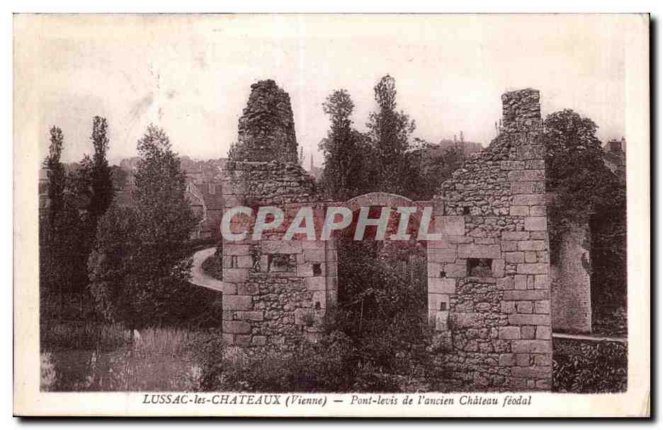 Lussac-les-Châteaux (Vienne) — Pont-levis de l'ancien Château féodal