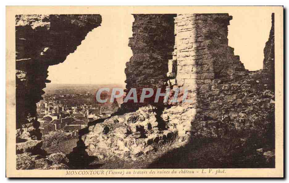 Moncontour (Yonne) — vue à travers les ruines du château — L. V. phot.