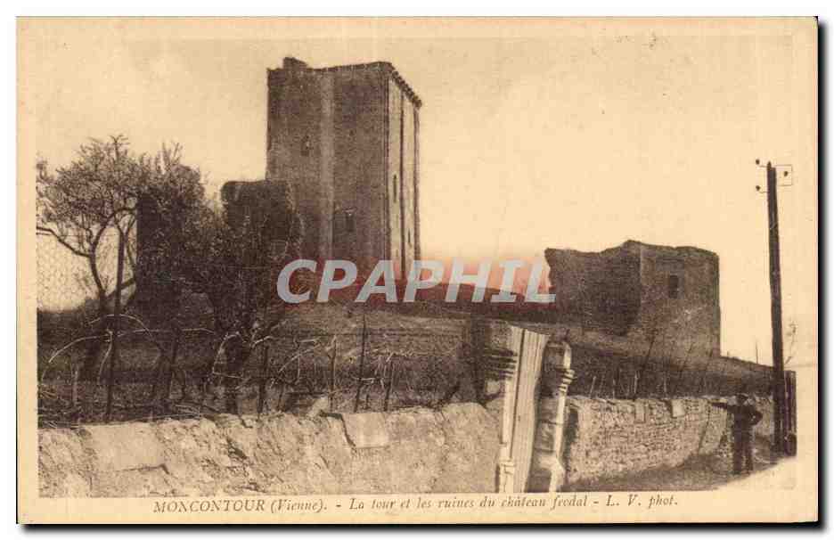 Moncontour (Vienne) — La tour et les ruines du château féodal — L. V. phot.