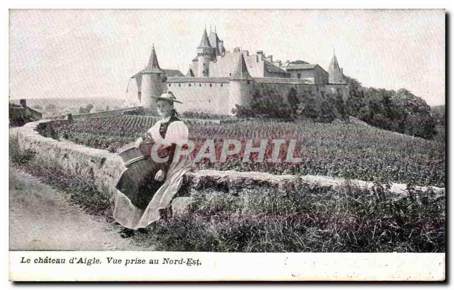 CPA LAIGLE - Vue prise au Nord-Est le chateau Femme Folklore