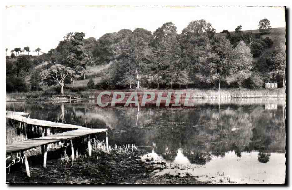 Lac avec passerelle en bois — vue naturelle — Gaby