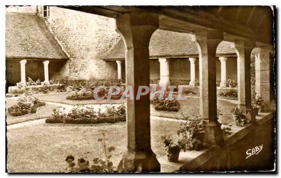 Cour intérieure d'un couvent — vue depuis un porche — Saby