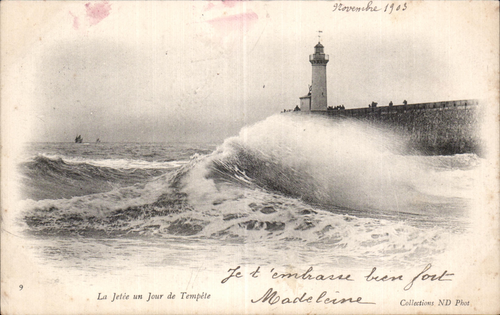 CPA La jetee un jour de tempete Phare Lighthouse 