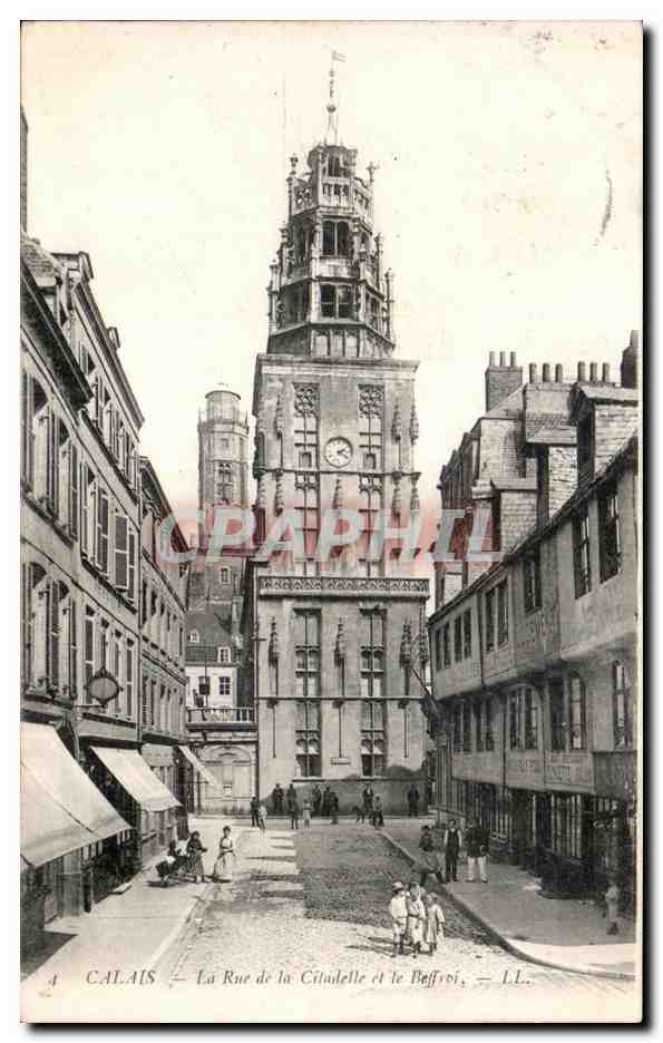 CPA CALAIS - La Rue de Citadelle et le Beffroi