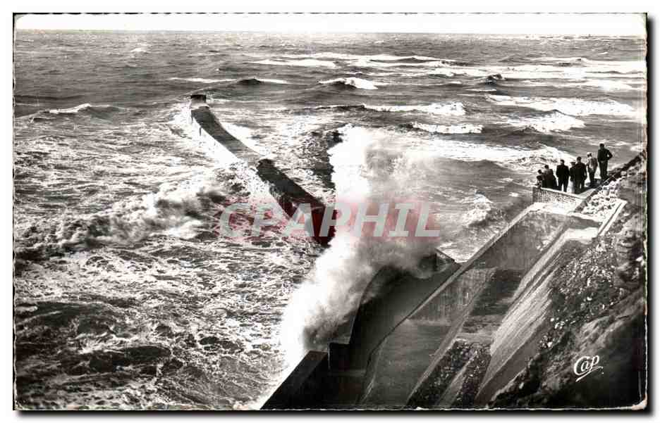 Vagues déferlantes sur un barrage — Cap Fréhel — éditeur Cap
