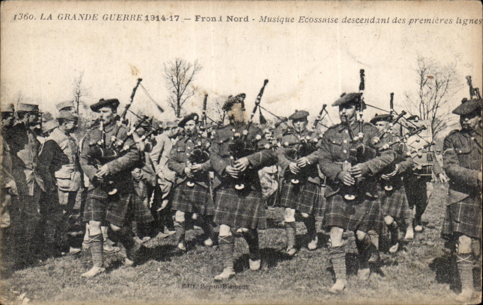 CPA Militaria La grande guerre 1914 1917 Musique ecossaise descendant les premieres lignes Militaria 