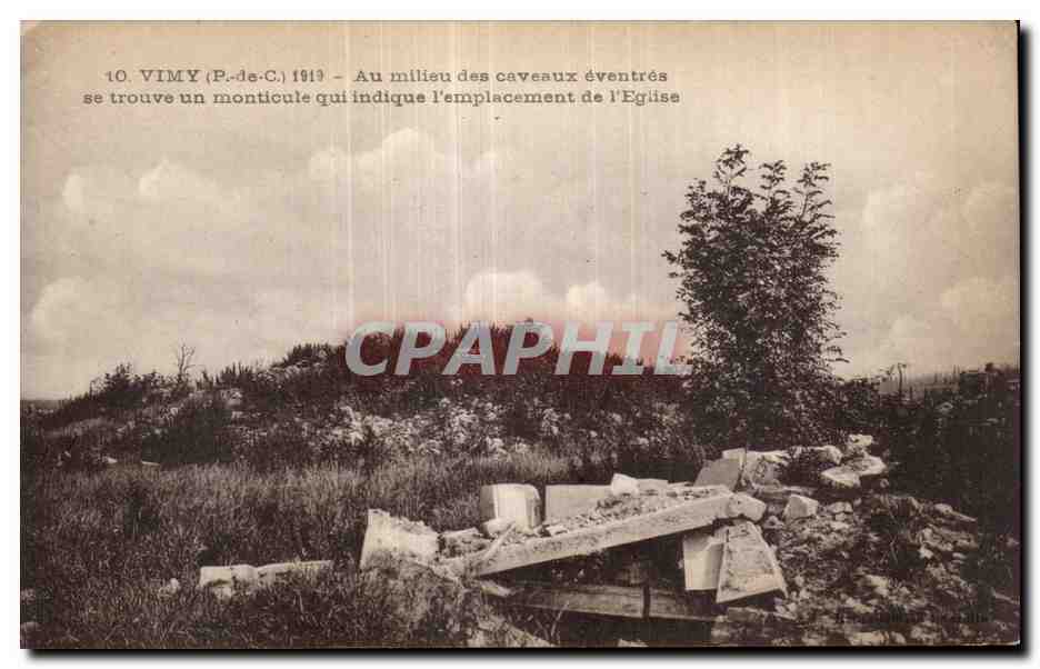 CPA VIMY (P -de C) 1919 - Au milleu des caveaux eventres se trouve un monticule