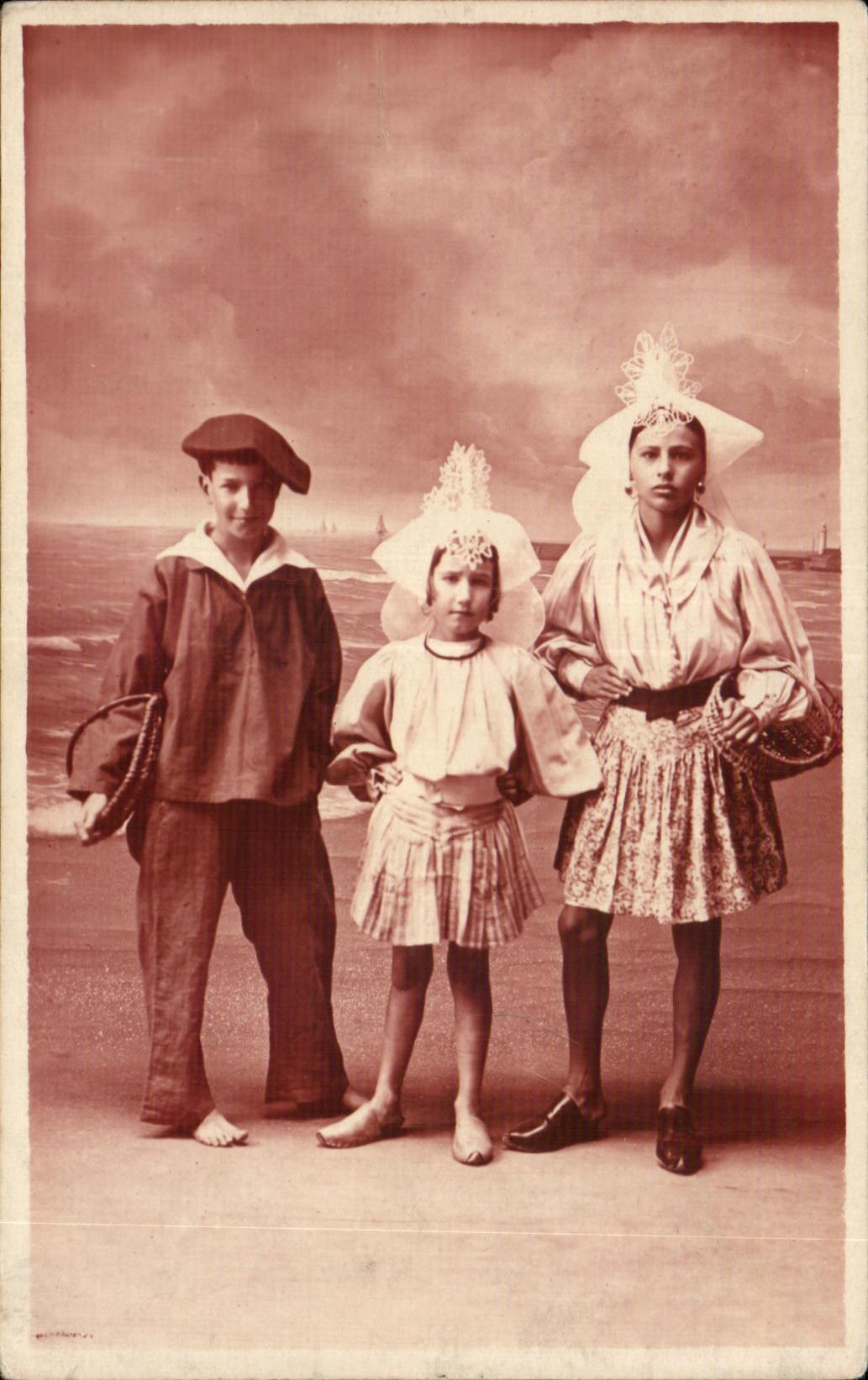 CPA Folklore sablasise Costume Enfants