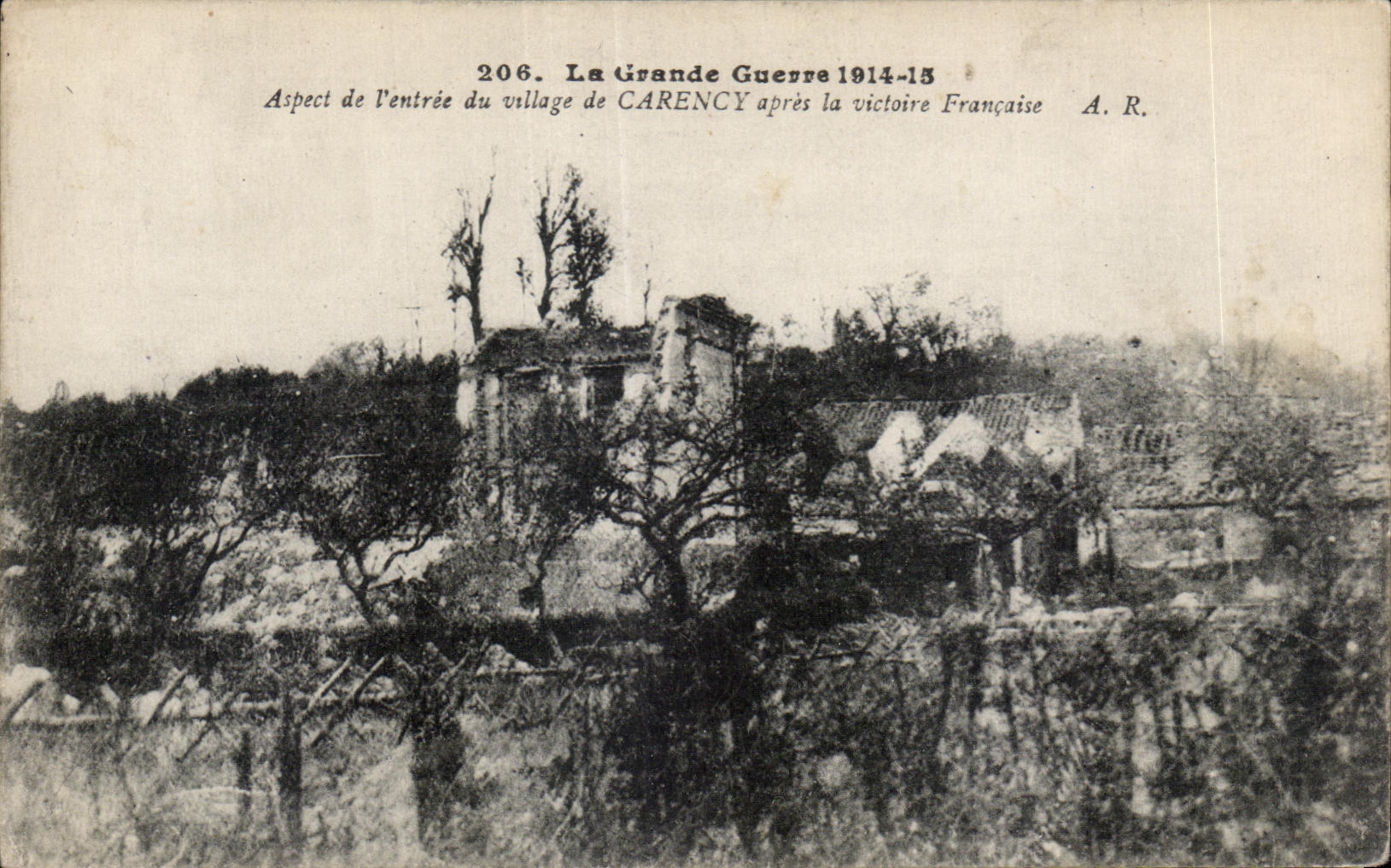 CPA La Grande Guerre Aspect de l entree du village de Carency apres la victoire francaise Militaria