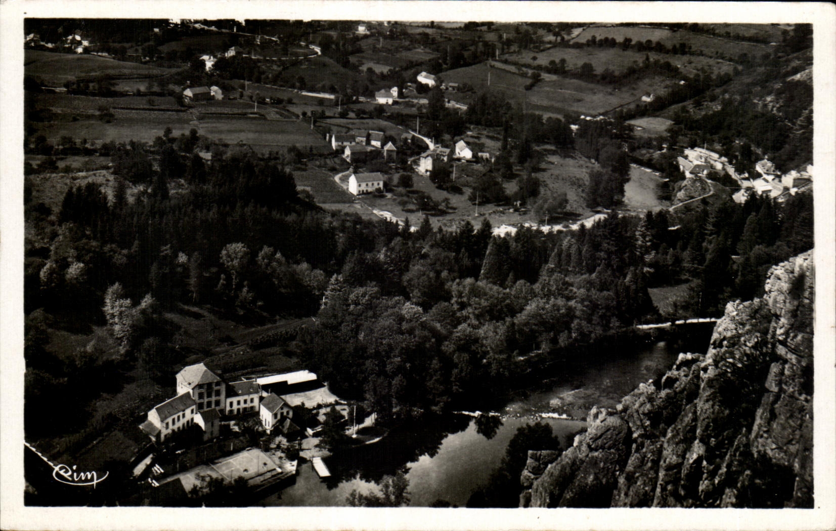 Châteauneuf-les-Bains — L'Hôtel des Méritis dans son nid de verdure — Coll. Antonin Rocha