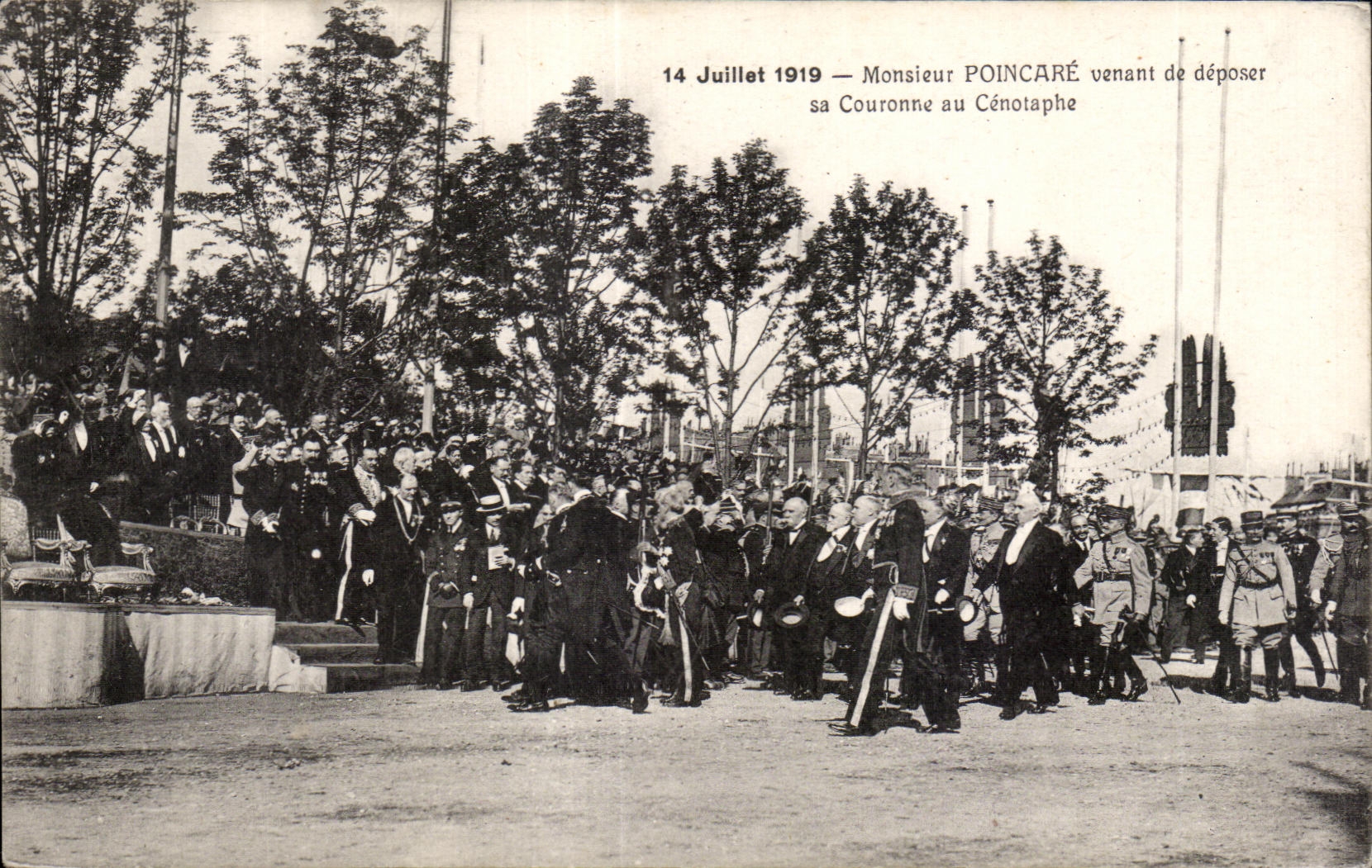 Monsieur Poincaré venant de déposer sa couronne au Cénotaphe — 14 Juillet 1919