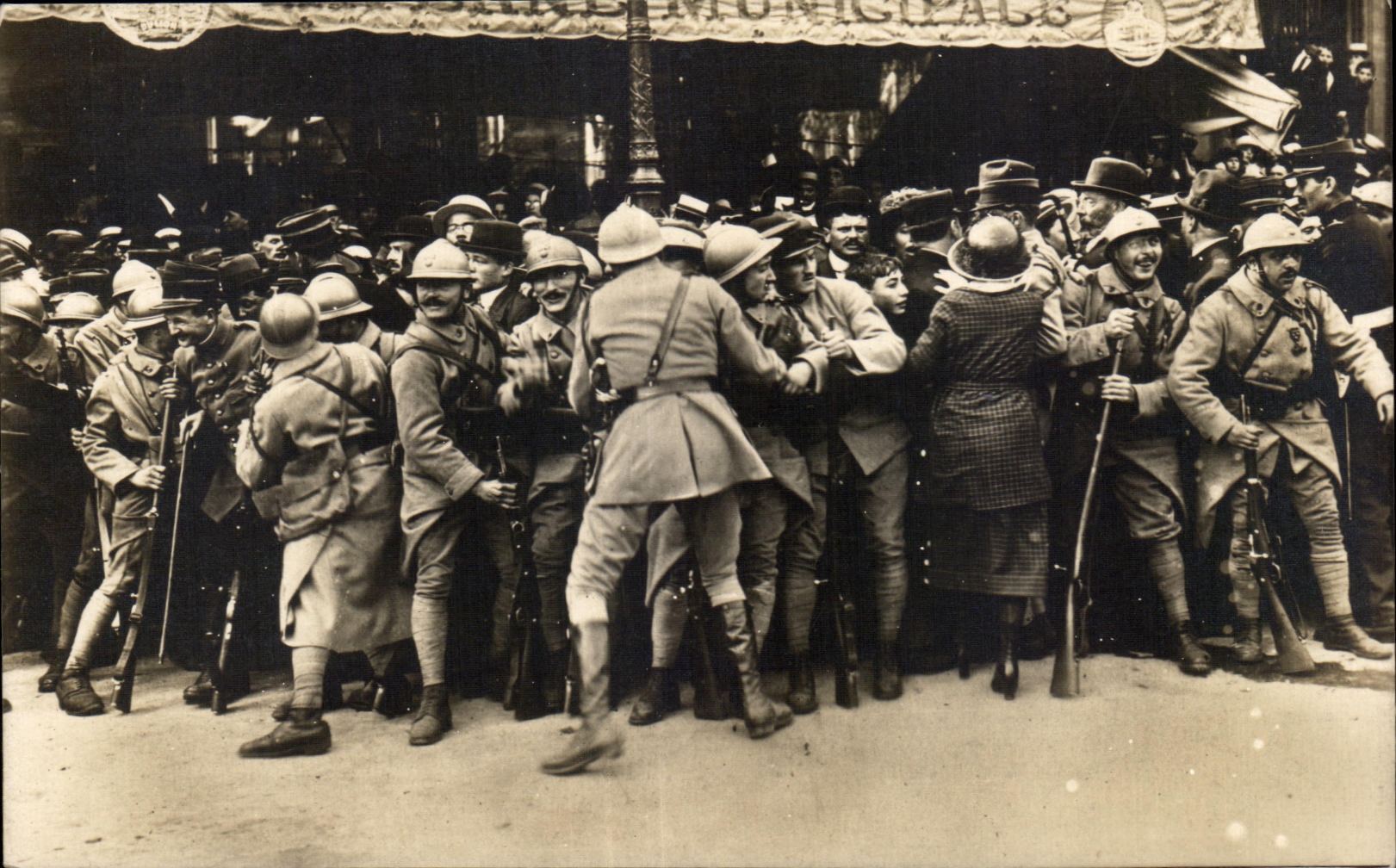 CPA Les Fetes De La Victoire Juillet Service d Ordre difficile 14 juillet 1919 Militaria 