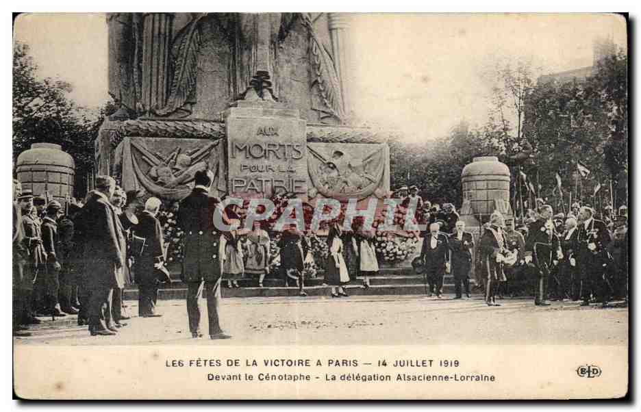 CPA Les Fetes De La Victoire A Paris Juillet Devant le cenotaphe La delegation Alsacienne Lorraine Militaria 