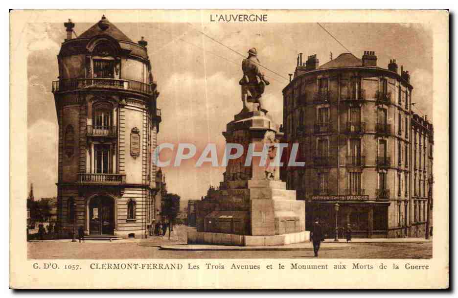 CPA CLERMONT-FERRAND Les Trois Avenues et le Monument aux Morts de la Guerre