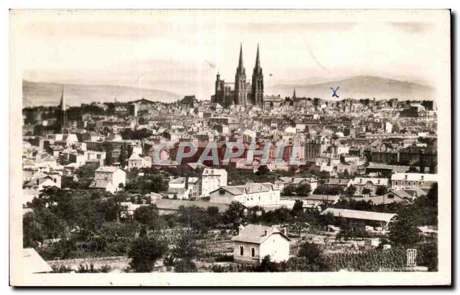 Vue aérienne de la ville — Cathédrale avec deux flèches — éditeur CPAPHIL, n° de série non visible