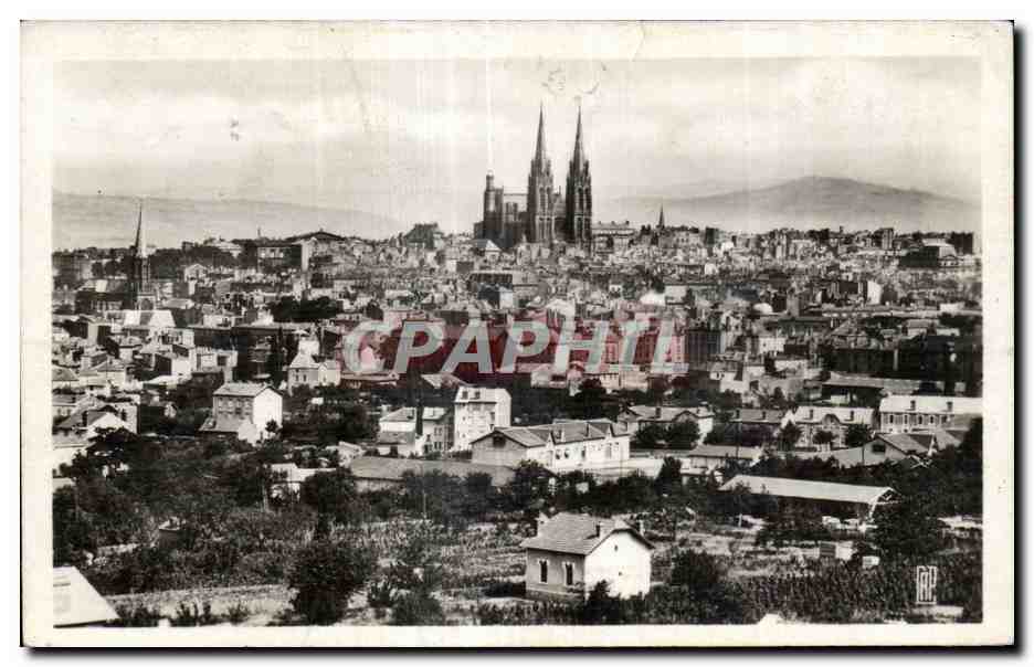 Vue aérienne de la ville — Cathédrale Saint-Pierre et Saint-Paul — éditeur CPAPHIL, n° de série non lisible