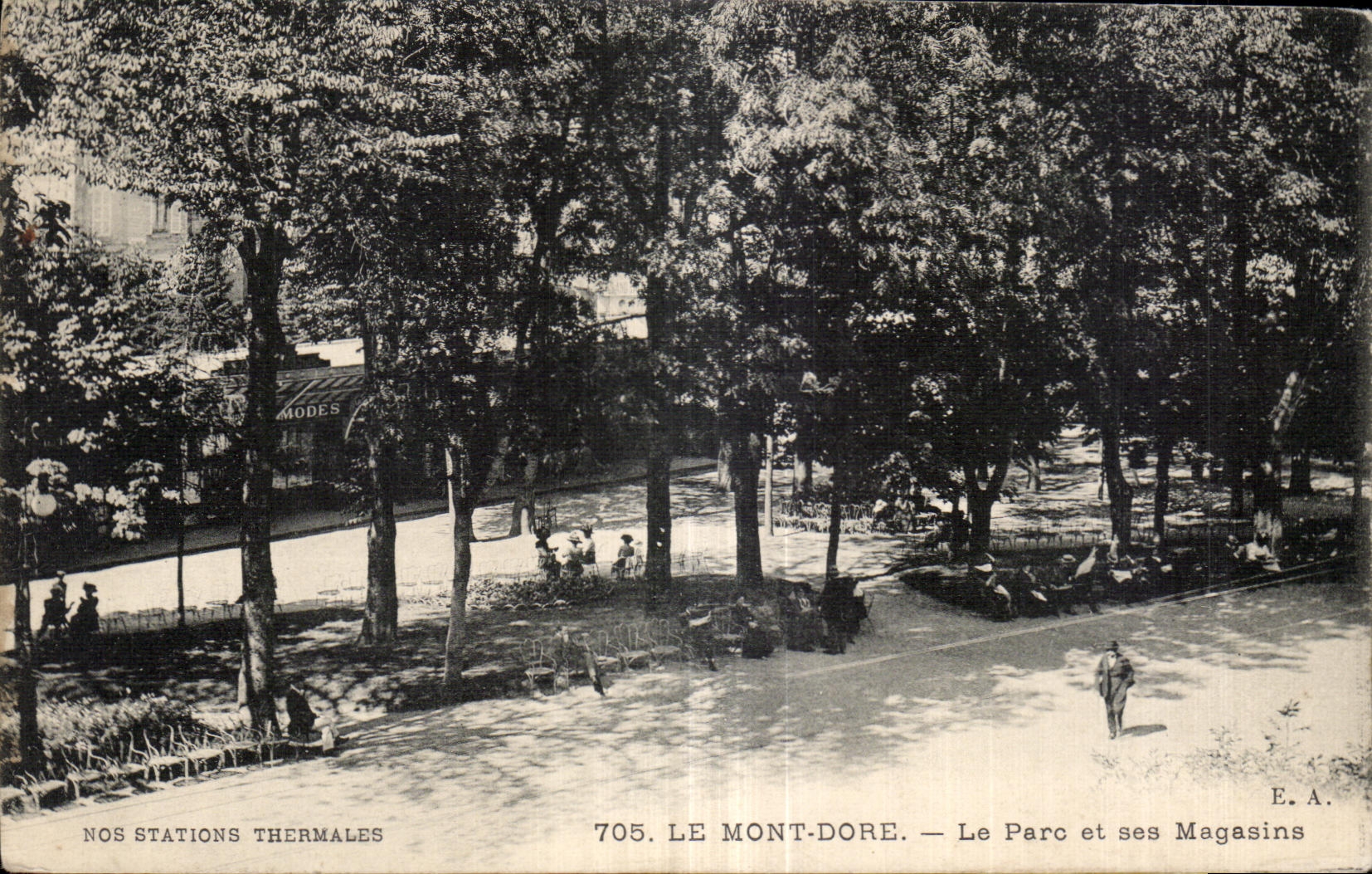 CPA Le Mont Dore Le parc et ses magasins 
