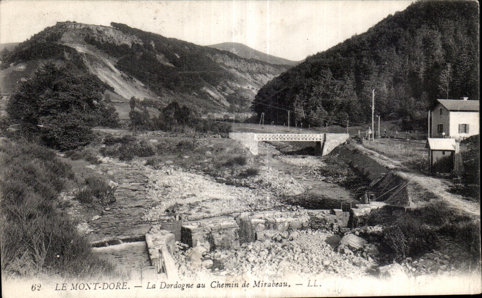 CPA Le Mont Dore Le Dordogne au chemin de Mirabeau 