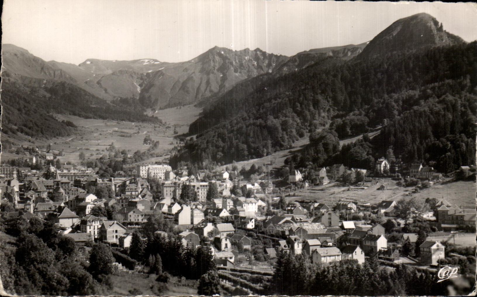 CPSM Le Mont Dore Vue generale vers le Capucin et le Sancy 