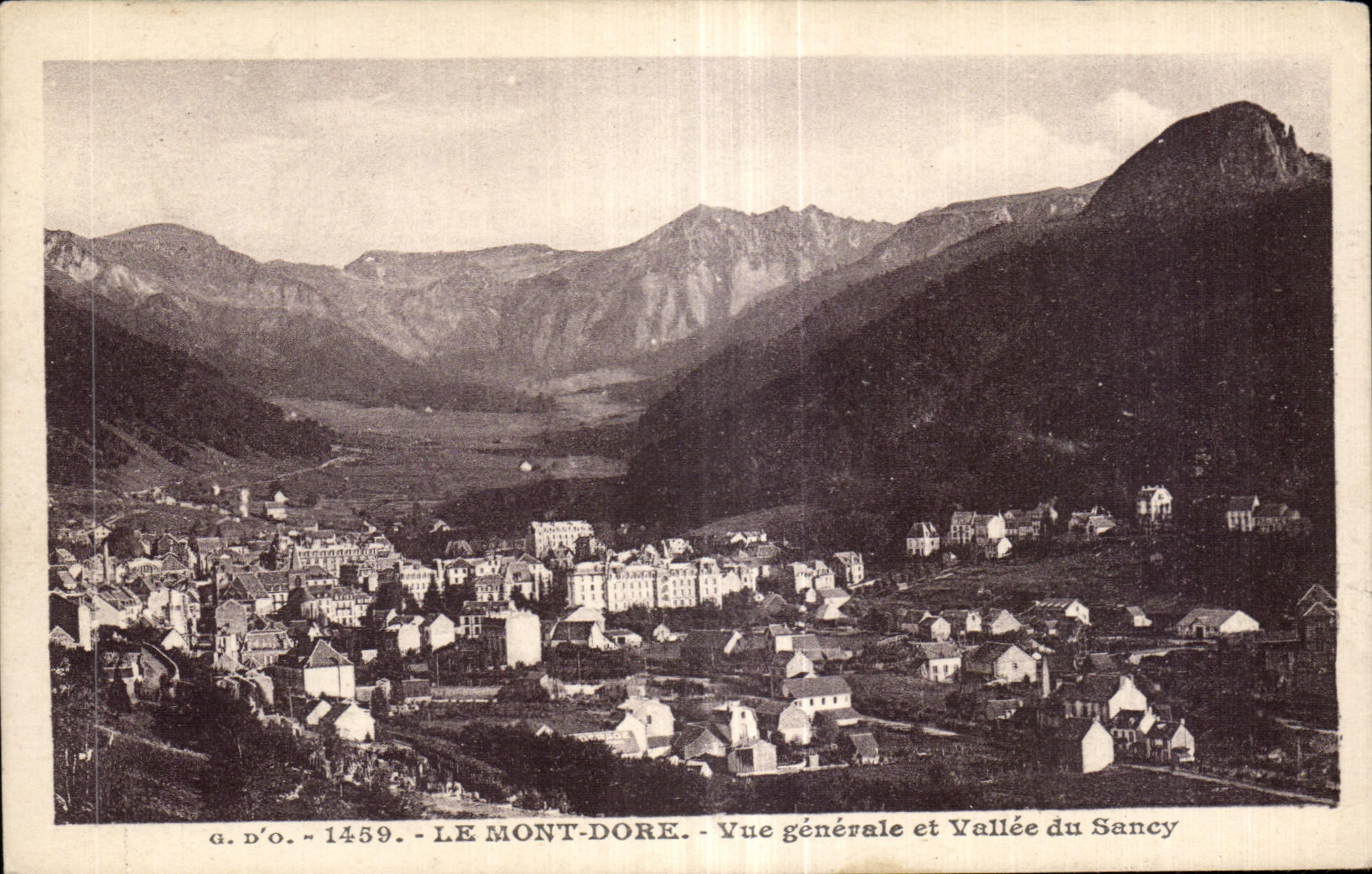 CPA Le Mont Dore Vue generale et vallee du Sancy